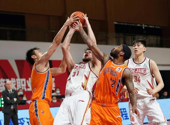 队的这个举 队的这个举